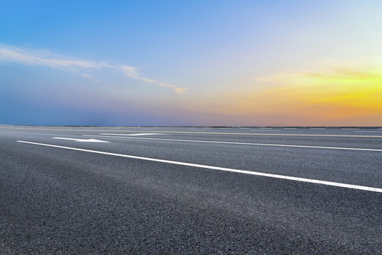 高速公路天际线和天空云彩