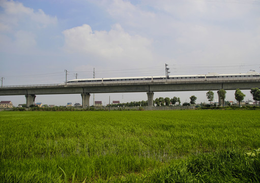 田野复兴号高铁