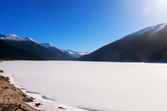 雪山湖泊