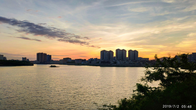 立新湖日出