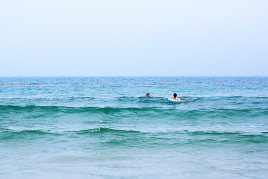 海边玩水