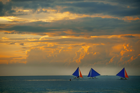 黄昏的海边的帆船