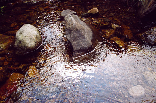 溪水怪石