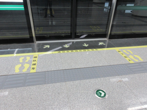地铁站安全线