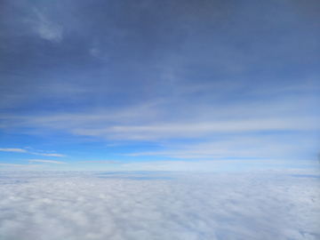 飞机上观云层