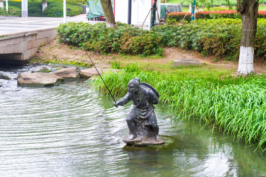 江苏苏州湖滨公园钓鱼翁雕塑