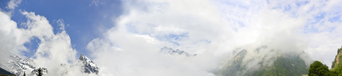 青藏高原雪山山地的自然风光