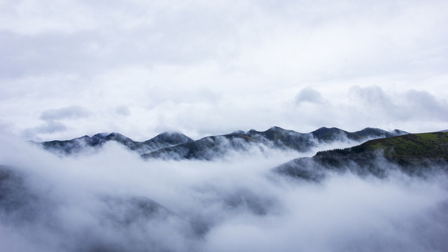 云雾中的山峰