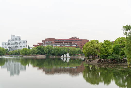 上海交大思源湖