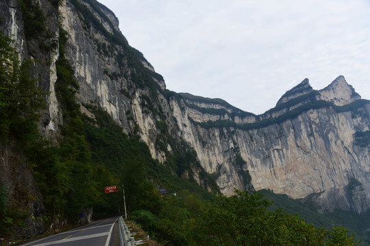 蓝天白云下的群山