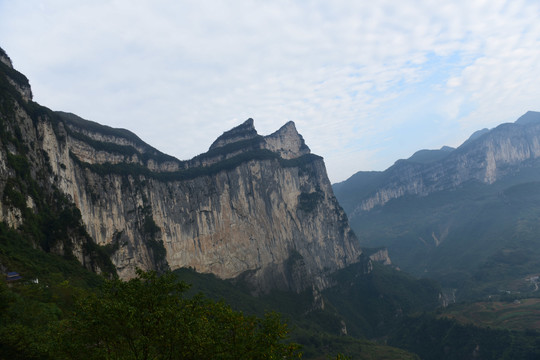 蓝天白云下的群山