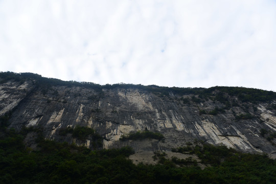 蓝天白云下的群山