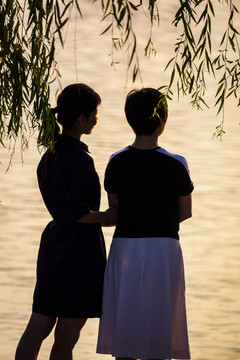 中年妇女站在湖边看风景