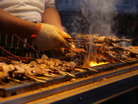 新疆街头美食烤羊肉串