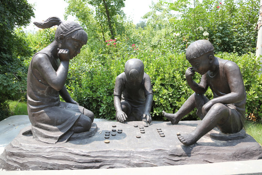 儿童人物下棋雕塑