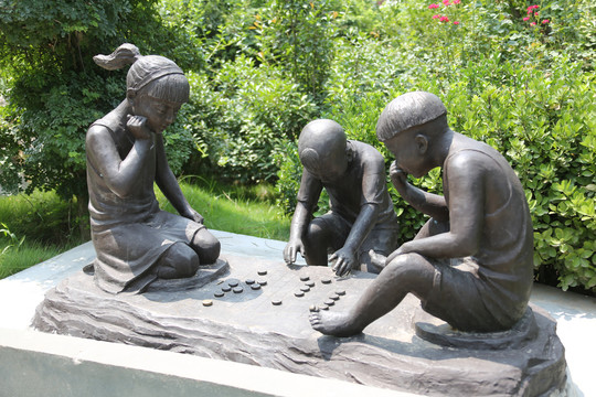 儿童人物下棋雕塑
