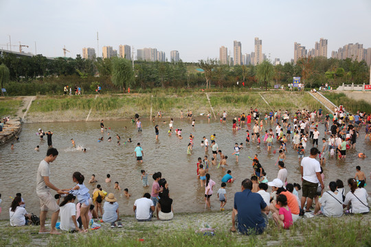 夏日嬉水