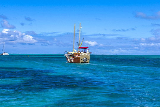 海面游船