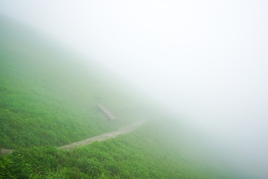 雾蒙蒙的山