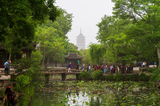 江苏苏州拙政园景区湖面景色