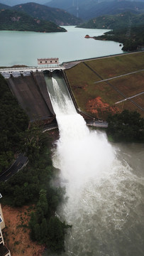 水库泄洪