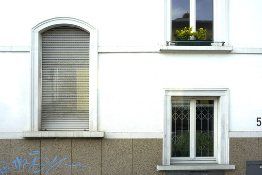 德国房子的百叶窗和玻璃窗