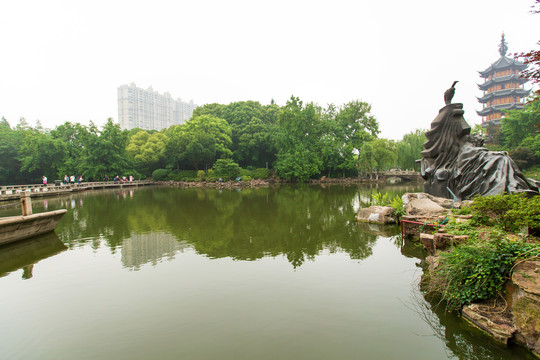 江苏常州红梅公园湖面风光