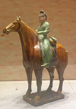 三彩釉陶狩猎男骑马俑