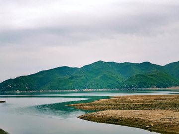 远山湖面