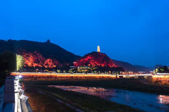 延河水映宝塔山灯光夜景