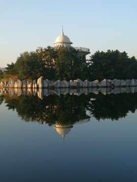 湖中的欧式建筑