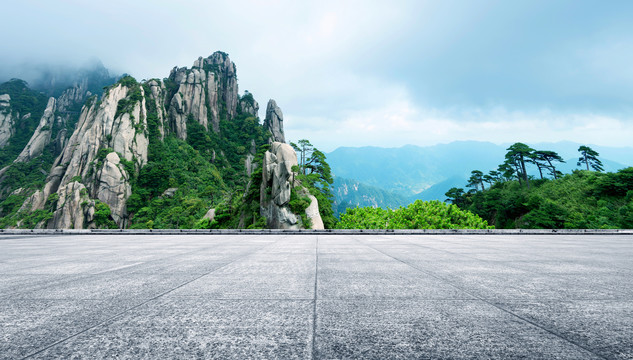 雾气笼罩的山脉三清山