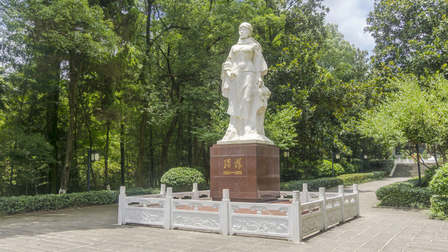 杨开慧烈士陵园汉白玉雕像