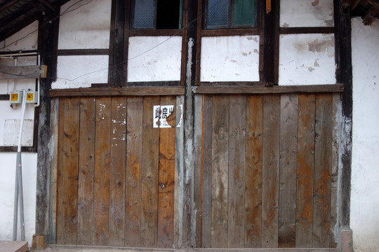 老旧木门