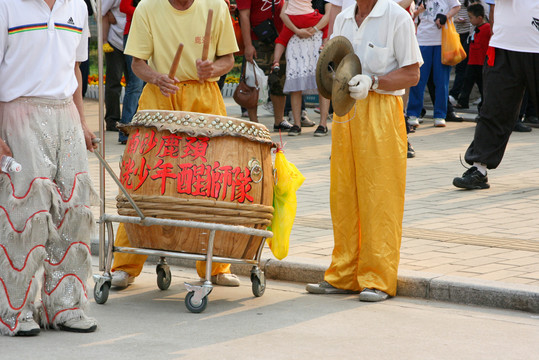 敲锣打鼓