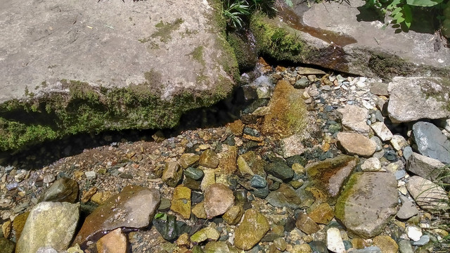 山泉溪流