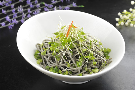 拌黑豆腐絲