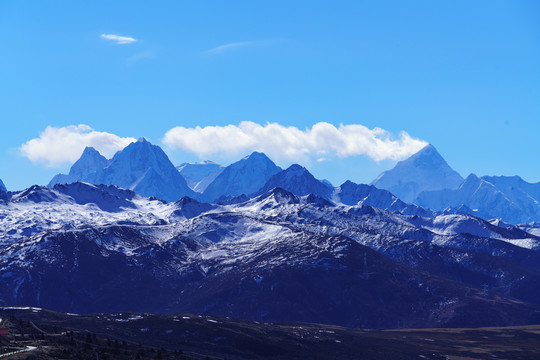 蓝天白云贡嘎山大雪山