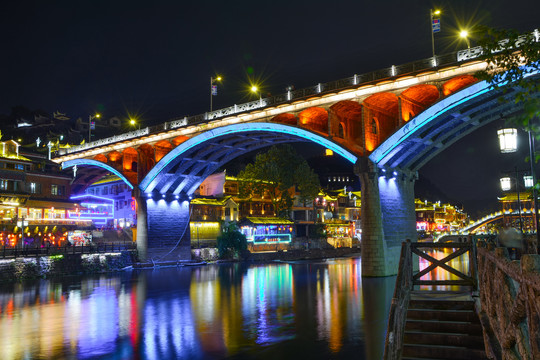 湖南湘西凤凰古城夏日夜景风光