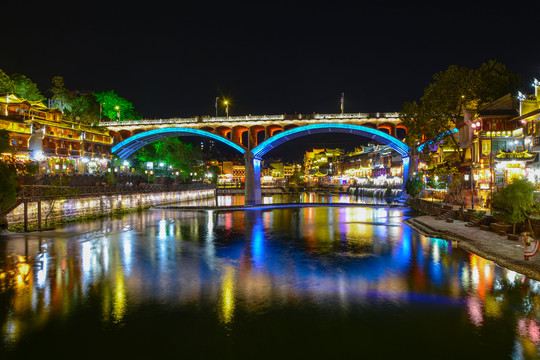 湖南湘西凤凰古城夏日夜景风光