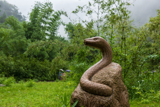 蛇雕塑