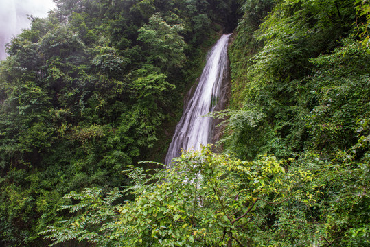 山泉瀑布