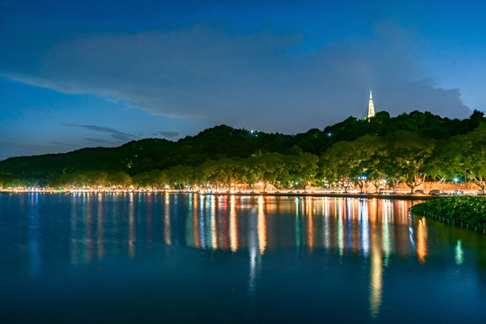 杭州西湖宝石山保俶塔夜景