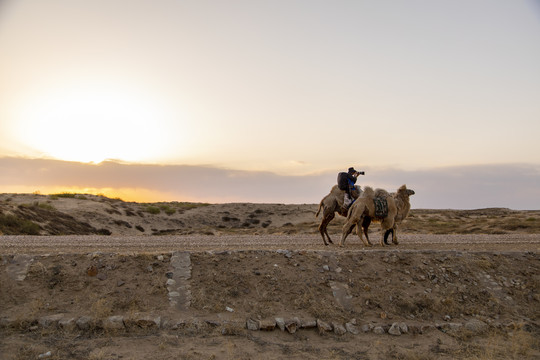 沙漠旅行摄影家骑骆驼探险