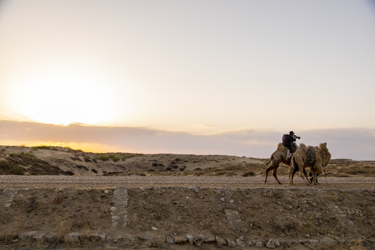 沙漠旅行摄影家骑骆驼探险