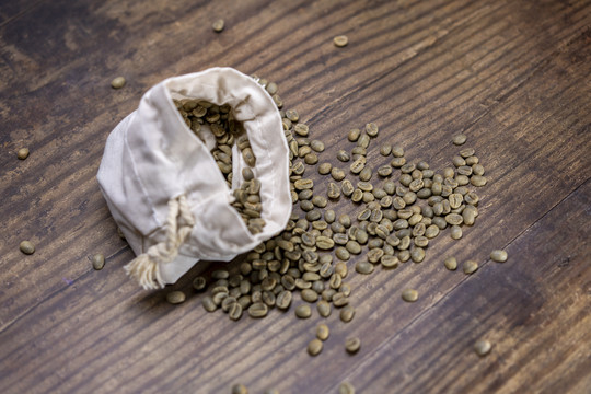 布袋散落的咖啡豆生豆