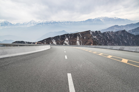 雪山公路背景