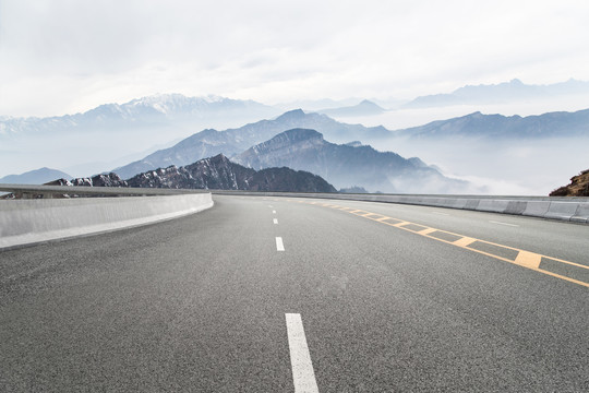 雪山公路背景