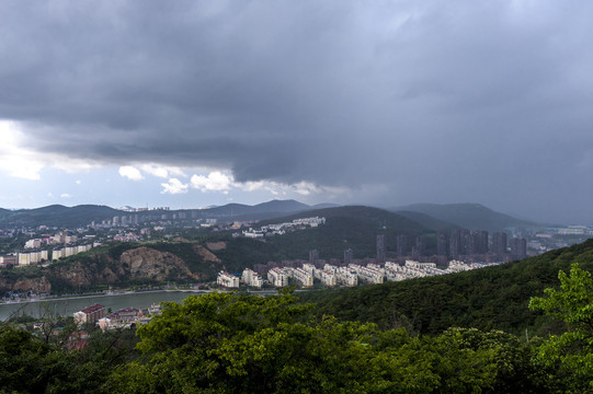 雨中的城镇