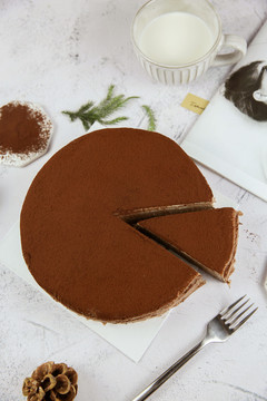 白色背景上巧克力千层蛋糕